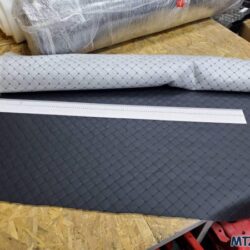 Кожзам чорний (синя стібка) на синтепоні 1.4х1м