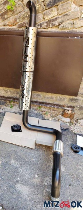 glushitel-mtz-80-82-chernyj-metall-s-grilem-e1598337379318