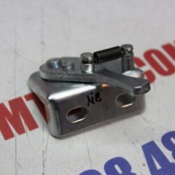 Замок капота нижний левый 90-8402410