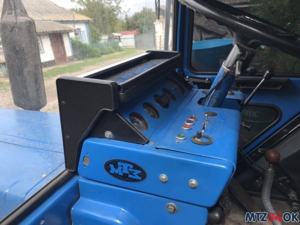 polka-paneli-kabiny-mtz-uk-pod-metallicheskij-shhitok-s-otkrytoj-kryshkoj11111-e1625048536933